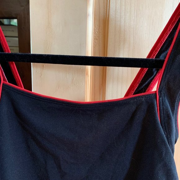 Swimsuit, size 8. TYR, 100 % Polyester, strech performance, Black and red. - Picture 6 of 10